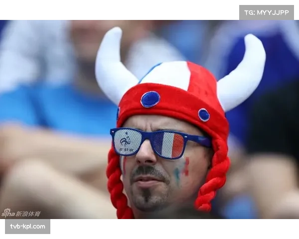 特写瞬间：爱尔兰球迷在巴黎法兰西大球场高唱《The Fields of Athenry》